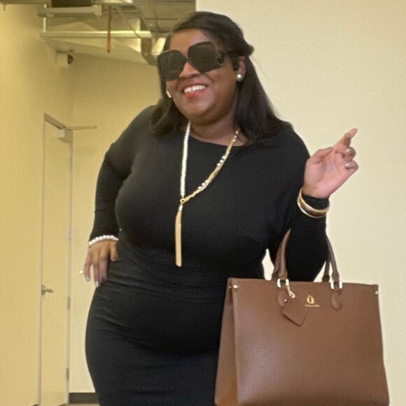 Meet your Posher, Ebonie - Picture 2 of 4